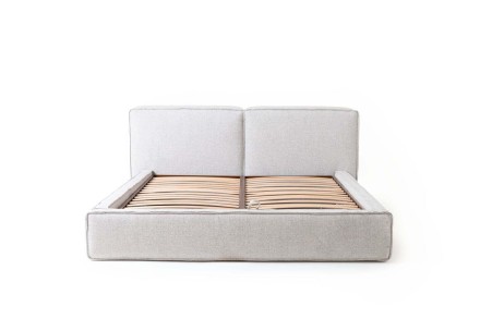 A minimalista Luna ágy lenyűgöz egyszerű kialakításával és kényelmes, osztott kárpitozott párnáival.