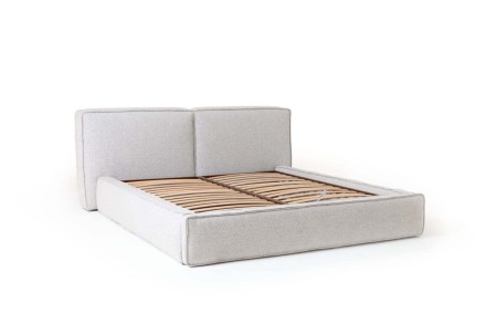 A minimalista Luna ágy lenyűgöz egyszerű kialakításával és kényelmes, osztott kárpitozott párnáival.