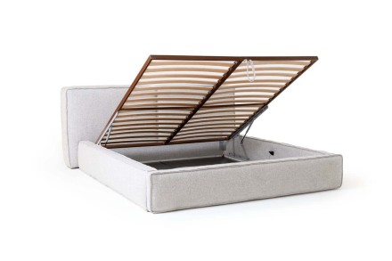 A minimalista Luna ágy lenyűgöz egyszerű kialakításával és kényelmes, osztott kárpitozott párnáival.