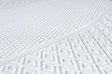 A Mlily Bloom Hybrid hibrid matrac a memóriahab és a táskarugók kombinációjával tökéletes pihenést biztosít.