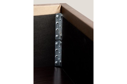 Az elegáns Nashville ágy fejtámlájának köszönhetően minden hálószobához illik, melyet különlegessé és vidámmá tesz.