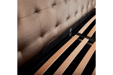 Az elegáns Nashville ágy fejtámlájának köszönhetően minden hálószobához illik, melyet különlegessé és vidámmá tesz.