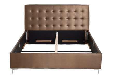 Az elegáns Nashville ágy fejtámlájának köszönhetően minden hálószobához illik, melyet különlegessé és vidámmá tesz.