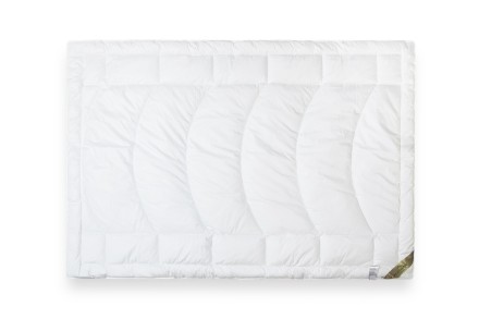 A Klinmam Home Outlast Aerelle® paplan-párna garnitúra elsősorban hőszabályozóképességével tűnik ki, ugyanis a forradalmi Outlast® anyagnak köszönhetően egész éjen át képes stabil, optimális hőmérsékletet tartani a fekhelyen. Ezáltal megakadályozza a túlzott felmelegedést és izzadást.