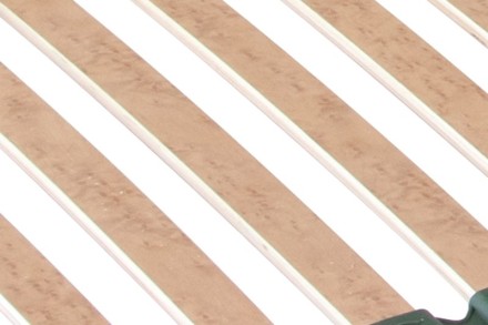 Manuálisan állítható ágyrács mechanikus emeléssel valamint a lábrész gázrugó segítségével nyitható.