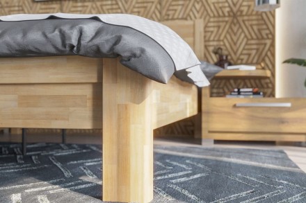 A robusztus, masszív Sion H1 ágy méltóságteljes központi eleme lesz hálószobájának, amely otthonosságot és kényelmet hoz magával.