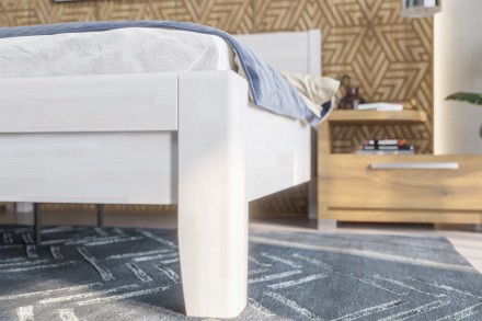 A robusztus, masszív Sion K1 ágy méltóságteljes központi eleme lesz hálószobájának, amely otthonosságot és kényelmet hoz magával.