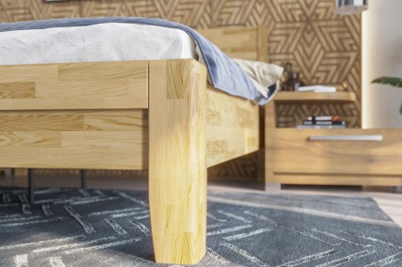 A robusztus, masszív Sion K1 ágy méltóságteljes központi eleme lesz hálószobájának, amely otthonosságot és kényelmet hoz magával.