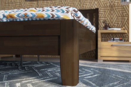 A robusztus, masszív Sion K2 ágy méltóságteljes központi eleme lesz hálószobájának, amely otthonosságot és kényelmet hoz magával.