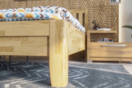 A robusztus, masszív Sion K2 ágy méltóságteljes központi eleme lesz hálószobájának, amely otthonosságot és kényelmet hoz magával.