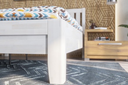 A robusztus, masszív Sion K2 ágy méltóságteljes központi eleme lesz hálószobájának, amely otthonosságot és kényelmet hoz magával.