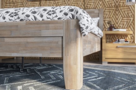 A robusztus, masszív Sion K3 ágy méltóságteljes központi eleme lesz hálószobájának, amely otthonosságot és kényelmet hoz magával.