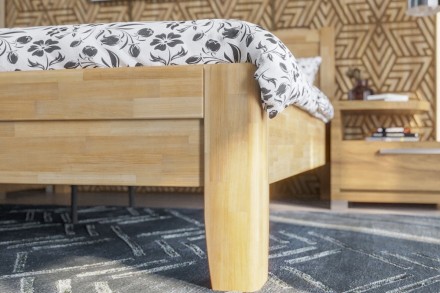 A robusztus, masszív Sion K3 ágy méltóságteljes központi eleme lesz hálószobájának, amely otthonosságot és kényelmet hoz magával.