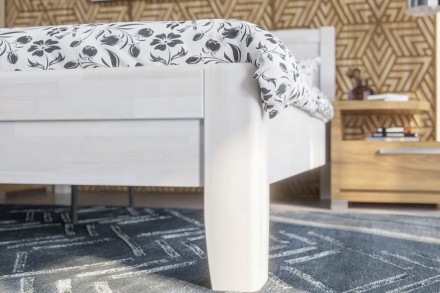 A robusztus, masszív Sion K3 ágy méltóságteljes központi eleme lesz hálószobájának, amely otthonosságot és kényelmet hoz magával.