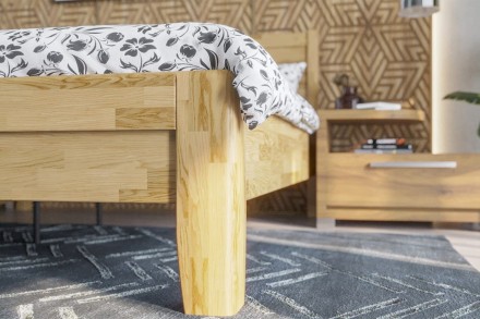 A robusztus, masszív Sion K3 ágy méltóságteljes központi eleme lesz hálószobájának, amely otthonosságot és kényelmet hoz magával.