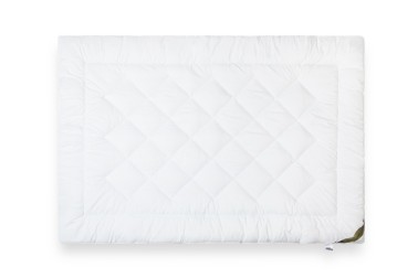 A Klinmam Home Clima Aerelle® termékcsalád paplanjainak és párnáinak felületi rétegét 100 % mikroszálas anyag alkotja, ami biztosítja a fölösleges hő elvezetését a testtől, ezáltal mérsékli a kellemetlen izzadást és gondoskodik a zavartalan alvásról.