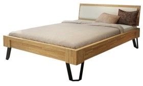 Teljes egészében masszív fából készült ágy modern designnal és kárpitozott ágytámlával