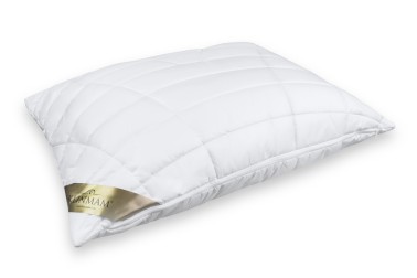 A párna töltetét finom PES-golyócskák és rugalmas PUR-rudacskák keveréke alkotja cipzárral zárható tokban, aminek köszönhetően a párna töltetének mennyisége szükség szerint szabályozható.