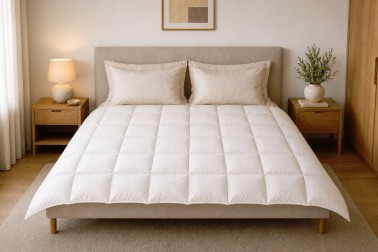A Klinmam Home Pure Elegance luxus pehelypaplan a legfinomabb libapehely és az exkluzív egyiptomi pamut kombinációjának köszönhetően a kényelem csúcsát nyújtja. Kiemelkedik természetes hőszabályozó képességével, valamint azzal, hogy egész éjszaka képes fenntartani az ideális mikroklímát, így maximális komfort mellett biztosít zavartalan alvást.