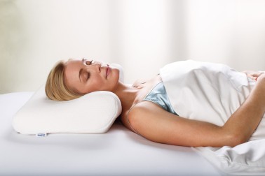 A párna széle előre hajlik, így ideális támaszt nyújt a felső nyaki gerincnek. 